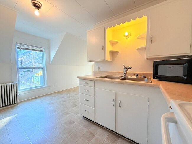 Building Photo - 10 Spruce Ave