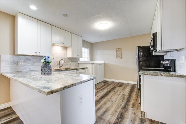 Building Photo - 2101 Fountain View Dr