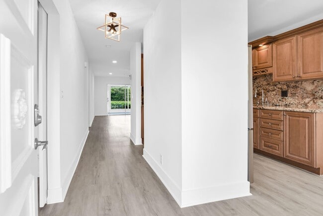 Building Photo - 8807 Bella Vista Dr