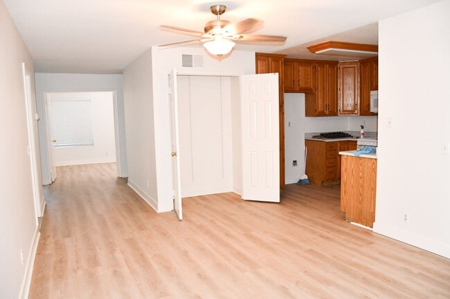 Building Photo - 1271 N Mosswood Dr