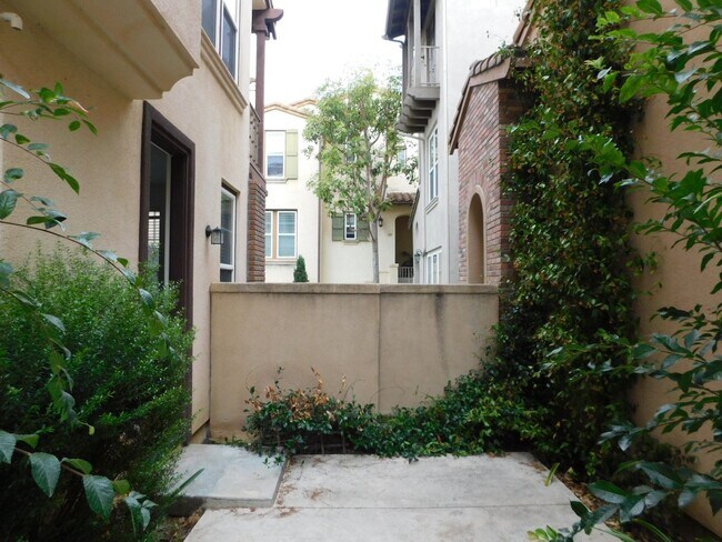 Building Photo - Exceptional 3 bed, 3.5 bath home in Irvine.