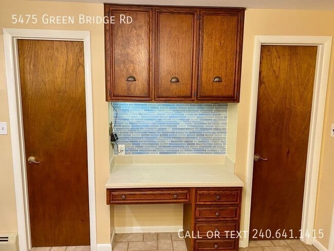 Building Photo - 5475 Green Bridge Rd