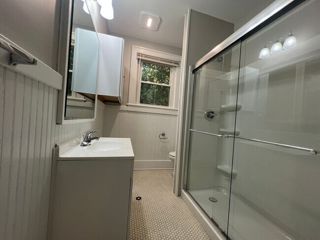 Building Photo - Move-in Ready!