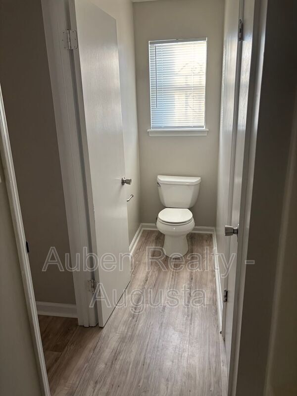 Building Photo - 2930 Dahlia Dr