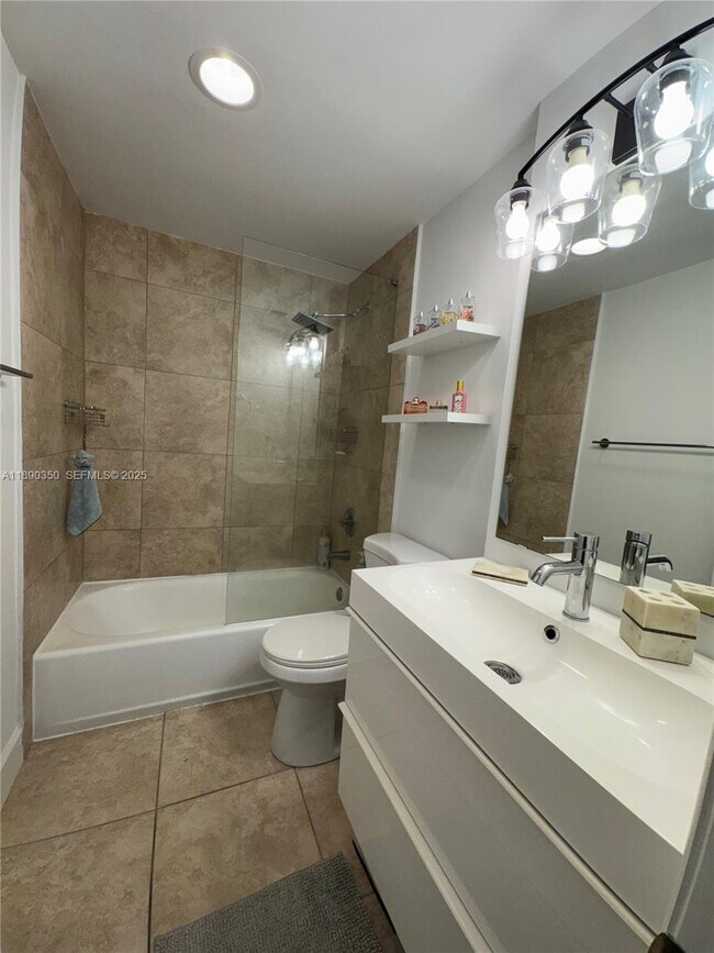 Building Photo - 7501 E Treasure Dr