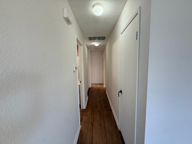 Building Photo - Beautiful 3-Bedroom Pool Home