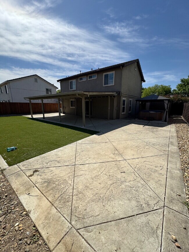 Building Photo - Beautiful 4-Bedroom Home with Spacious Backyard & Covered Patio