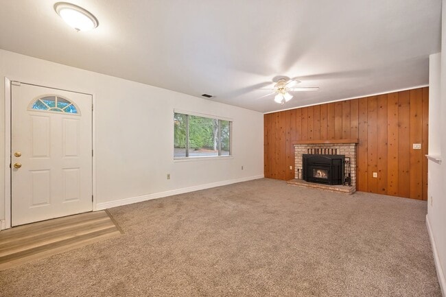 Building Photo - Charming 3 Bedroom, 2 Bath Home Close to Town