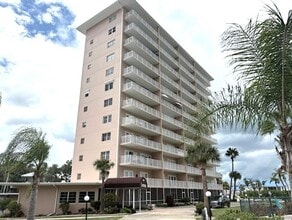 Building Photo - Stunning Penthouse with Amazing Views!