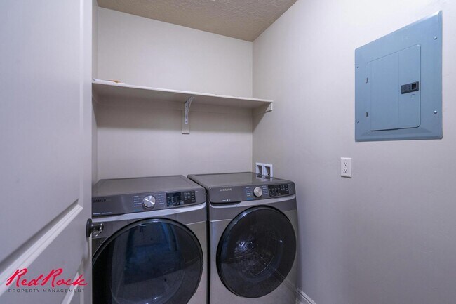 Building Photo - Charming 3 bedroom Townhome. 2 Community Pools!