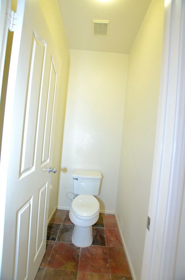 Building Photo - 4Br/3-1/2 bathroom Home