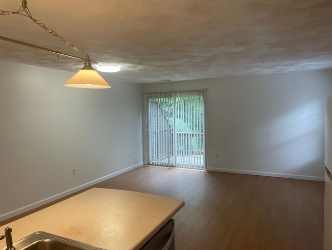 Building Photo - Newly Renovated Townhouse Style Condo For ...