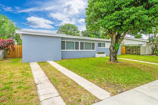 Building Photo - 17621 NE 7th Ave