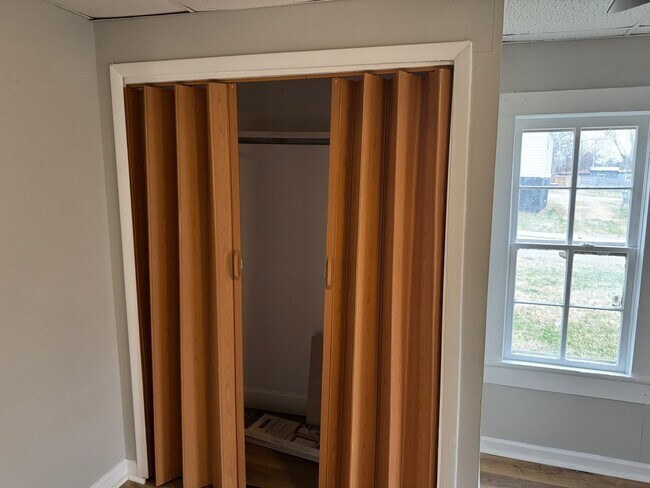 Building Photo - 410 Bowen Ave