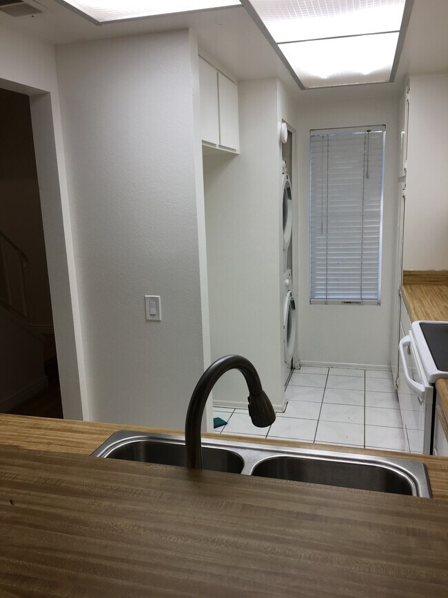 Kitchen - 40 Allenwood Ln