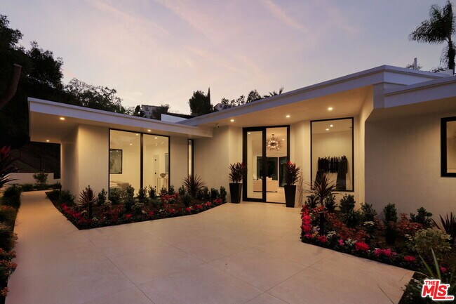 Building Photo - 1935 Loma Vista Dr