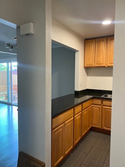Building Photo - 1520 Parkwood Pl