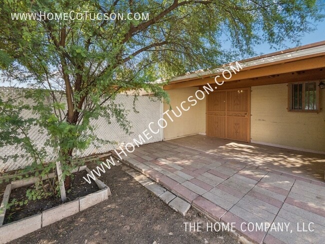 Building Photo - 1446 E Iowa Dr