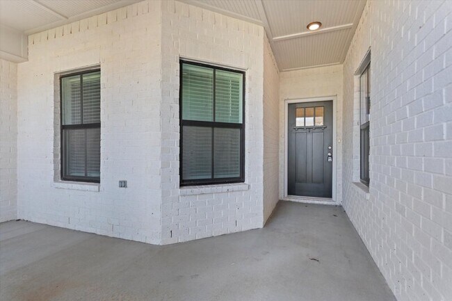 Building Photo - 150 Rugby Dr
