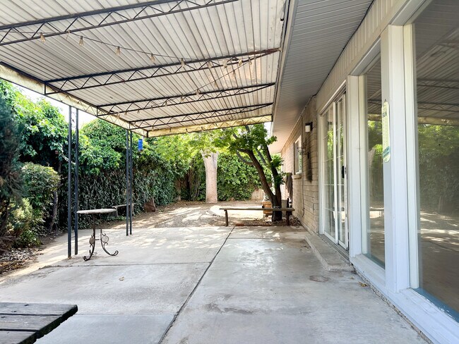 Building Photo - 7106 Shoshone Rd NE