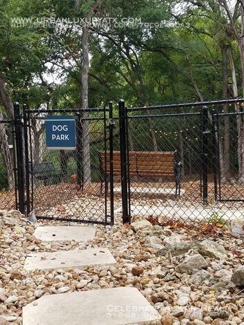 Building Photo - Hillside Creek