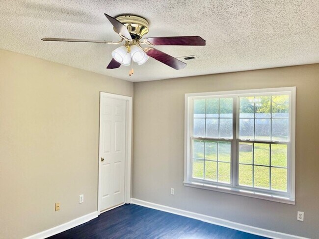 Building Photo - 15 Glenda Dr SW