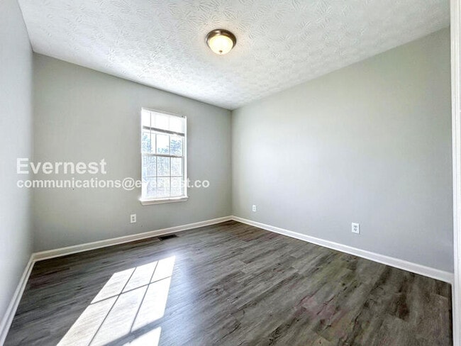 Building Photo - 30 Oak Grove Ln NW