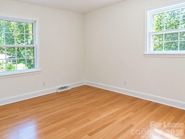 Building Photo - 7500 Thorncliff Dr