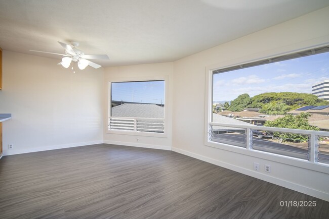 Building Photo - MOVE IN READY 3BR/1BA/2 TANDEM PKG IN AIEA...