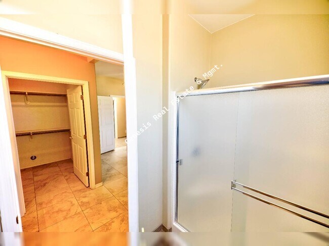 Building Photo - 606 W Woodfield Ct