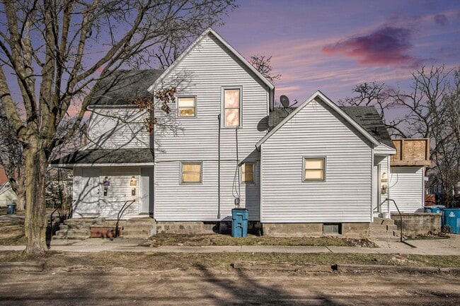 Building Photo - 1703 S Park St