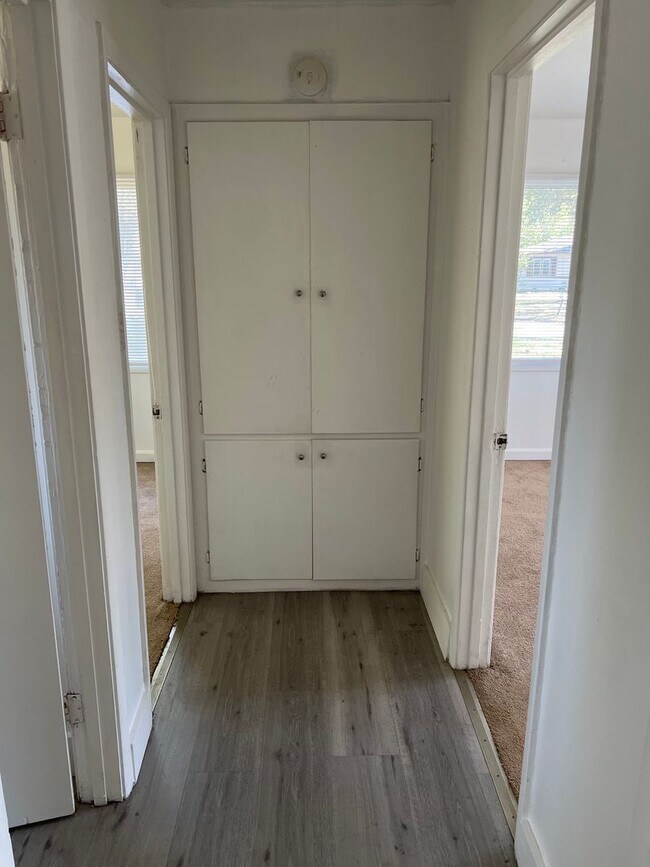 Building Photo - Spacious home - Great location!