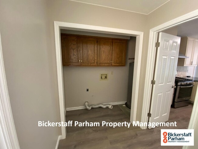 Building Photo - Welcome to this charming 3-bedroom, 2-bath...