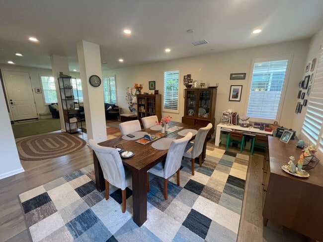 Building Photo - Hard to Find -UCI Campus! 4 bed/3 Full Bat...
