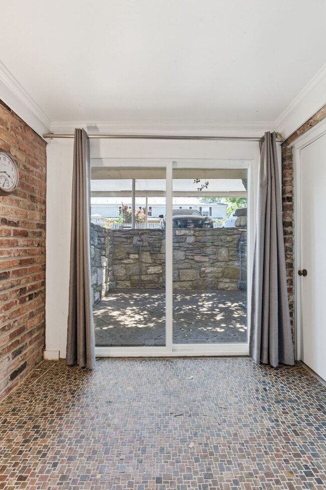 Building Photo - Updated condo in the heart of Green Hills!