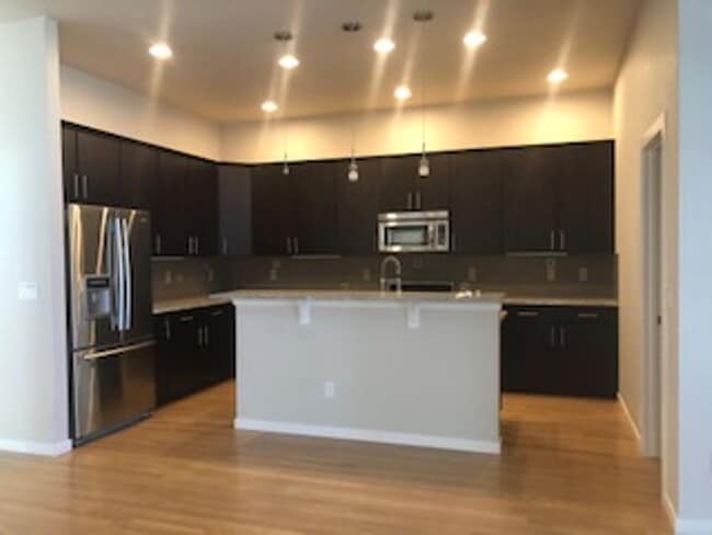 Building Photo - Lovely and Light Open Concept Louisville H...