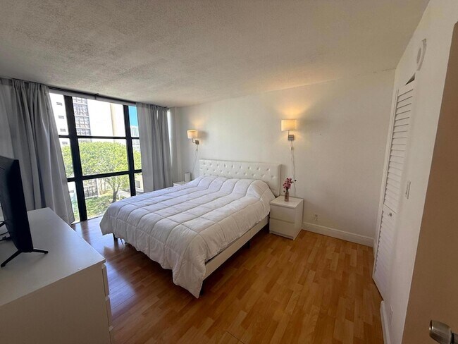 Building Photo - 16909 N Bay Rd