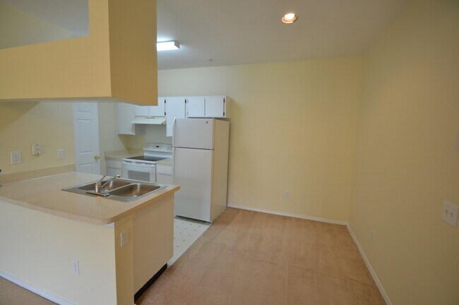 Building Photo - TEMPLE TERRACE: Second floor unit $1450 month. Gated Community! Convenient to USF