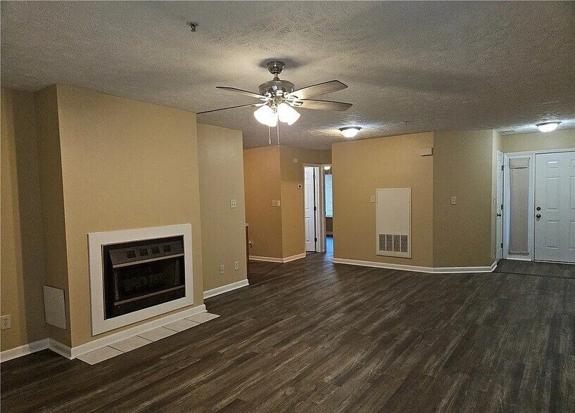 Building Photo - 3375 Galleria Dr