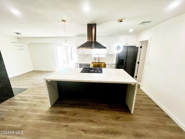 Building Photo - 1376 E Avenida De Los Arboles