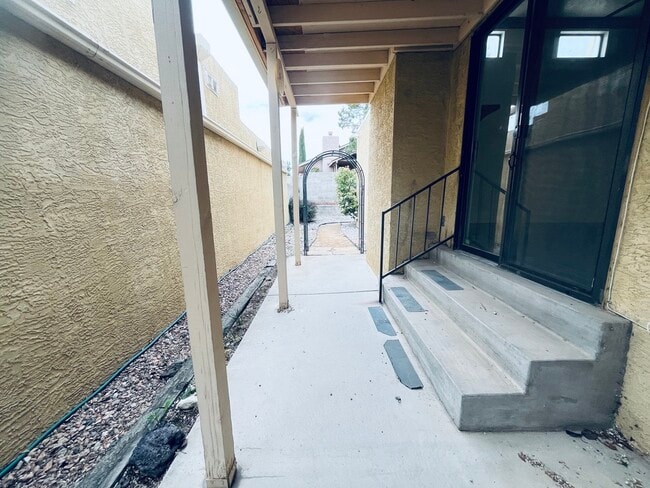 Building Photo - 10333 Camino Del Oso NE