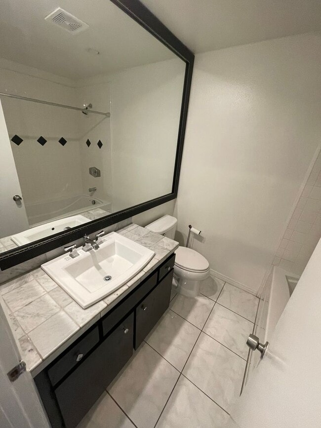 Building Photo - Bright 2bd/2bth in Quiet Del Mar Gated Community