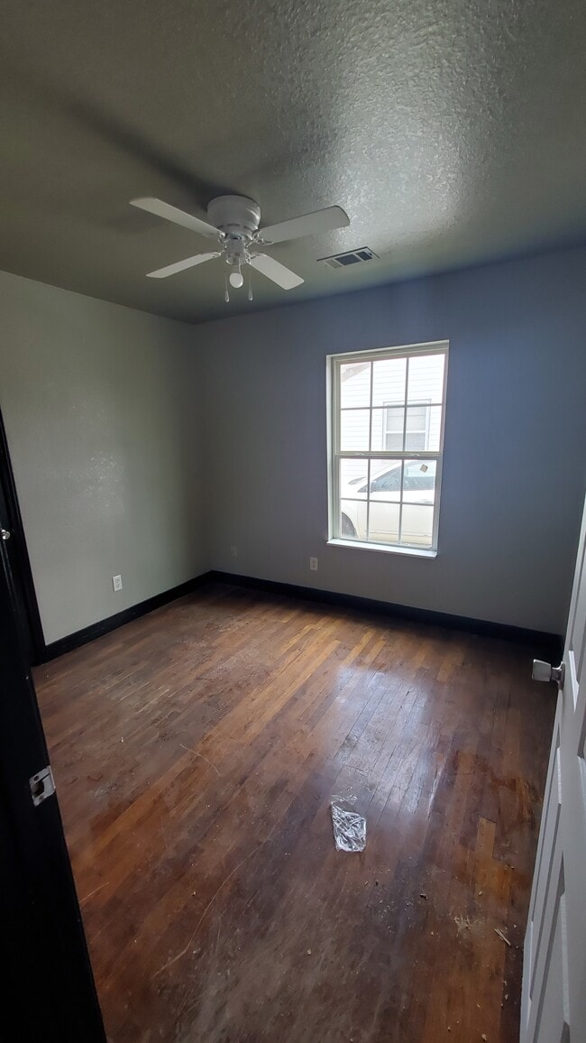 Building Photo - 310 SW 45th Ave