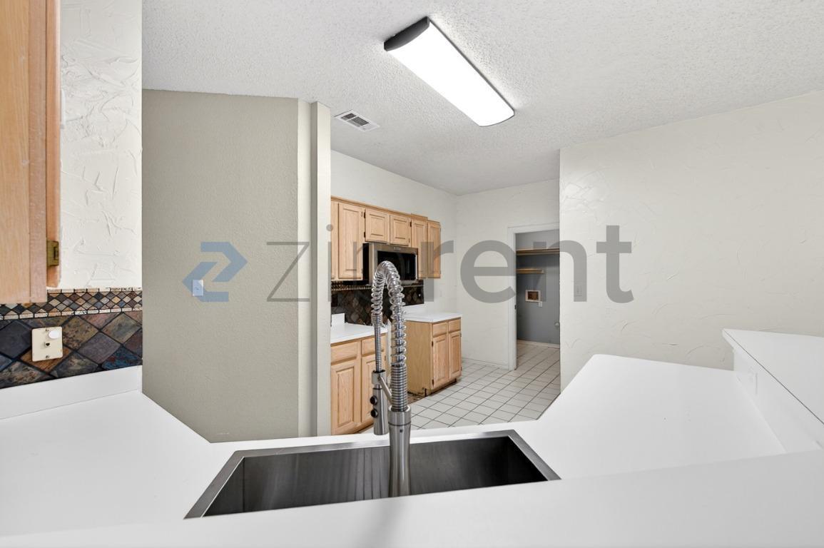 Building Photo - Unit