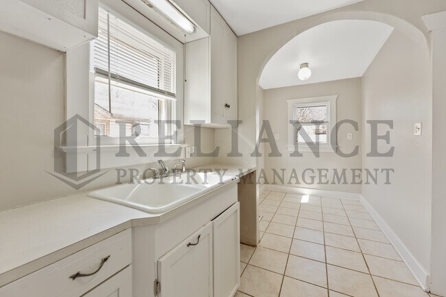 Building Photo - 1011 S Marys Dr