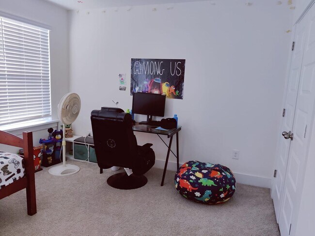 Building Photo - 4 Bedroom Townhome for Rent Apex