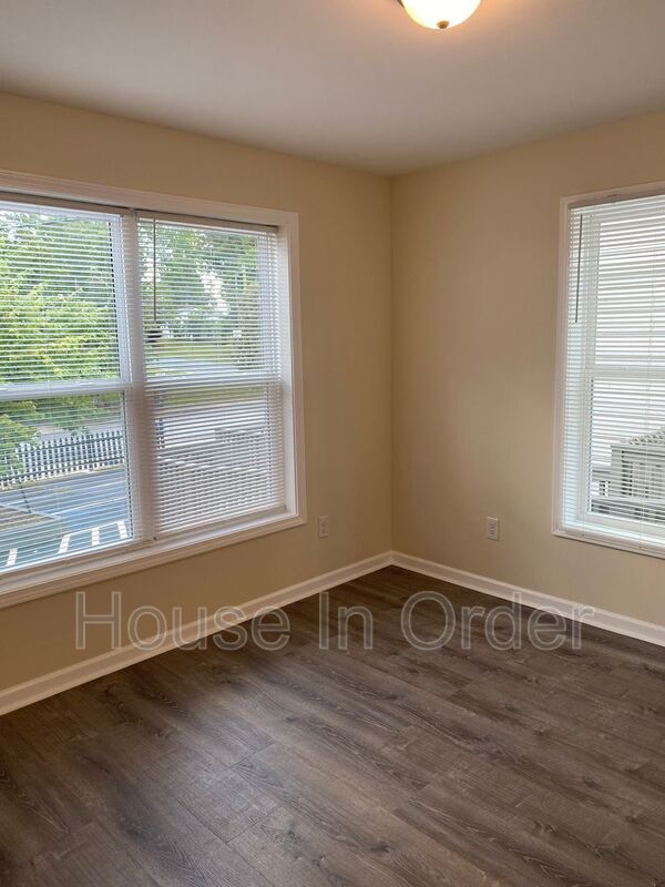 Building Photo - 307 8th Ave E