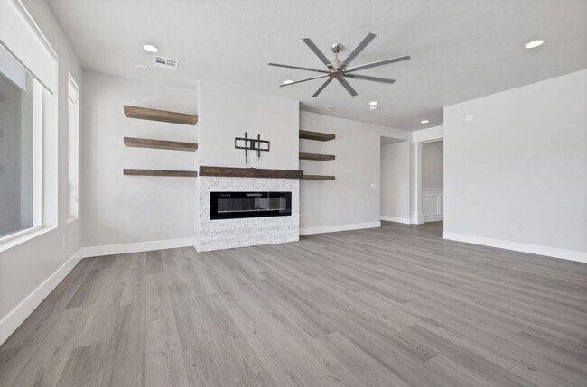 Building Photo - 2579 S Wilson Dr