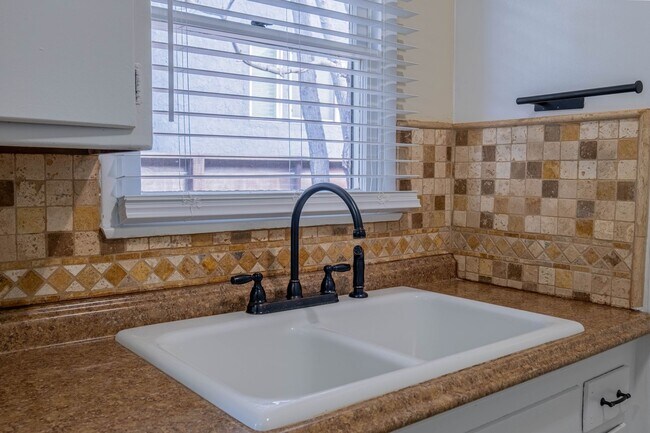 Building Photo - Juanita Residences