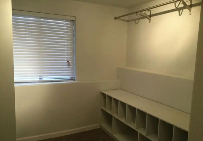 Building Photo - House For Lease